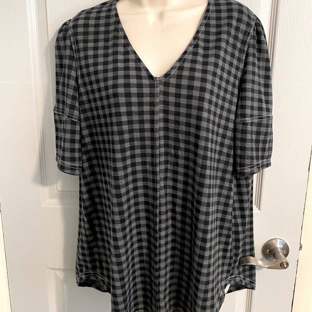 Women’s Suzanne Betro Black, and Gray top. Size Large, New with tags